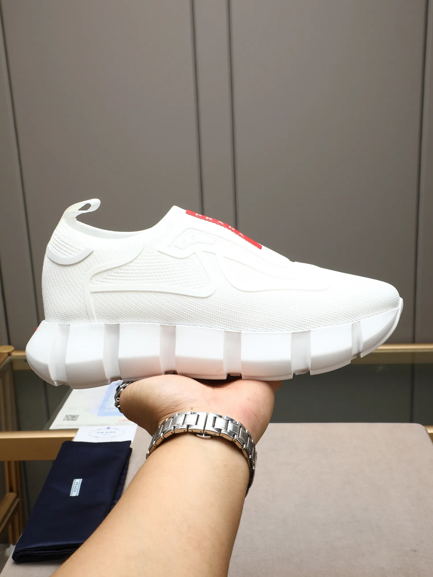 Men's shoes 💰460 PRADA/Prada men's lace-up casual sports shoes, the upper is made of high-elastic fly woven➕joined with breathable mesh. It is soft, comfortable and breathable. The tongue is decorated with the PRADA brand letter logo. The thick rubber sole echoes the red label tongue. The style is fashionable and generous. The details are carefully crafted. A casual sports shoe with a super western style and excellent breathability!  Size: 38-44 (45 46 customized)